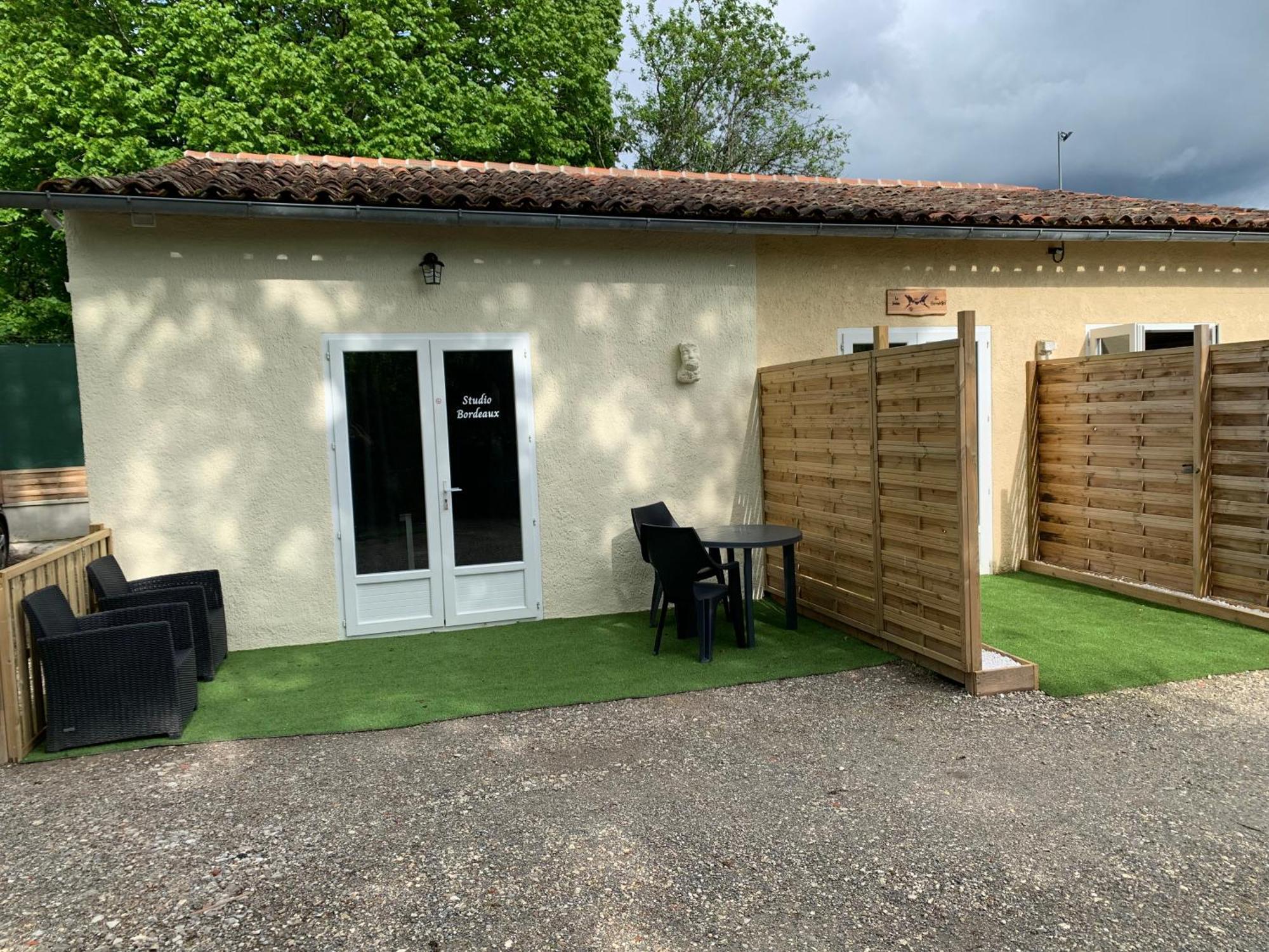 Chambre D'Hotes Naturiste Le Jardin Des Hirondelles Blanzaguet-Saint-Cybard Екстериор снимка