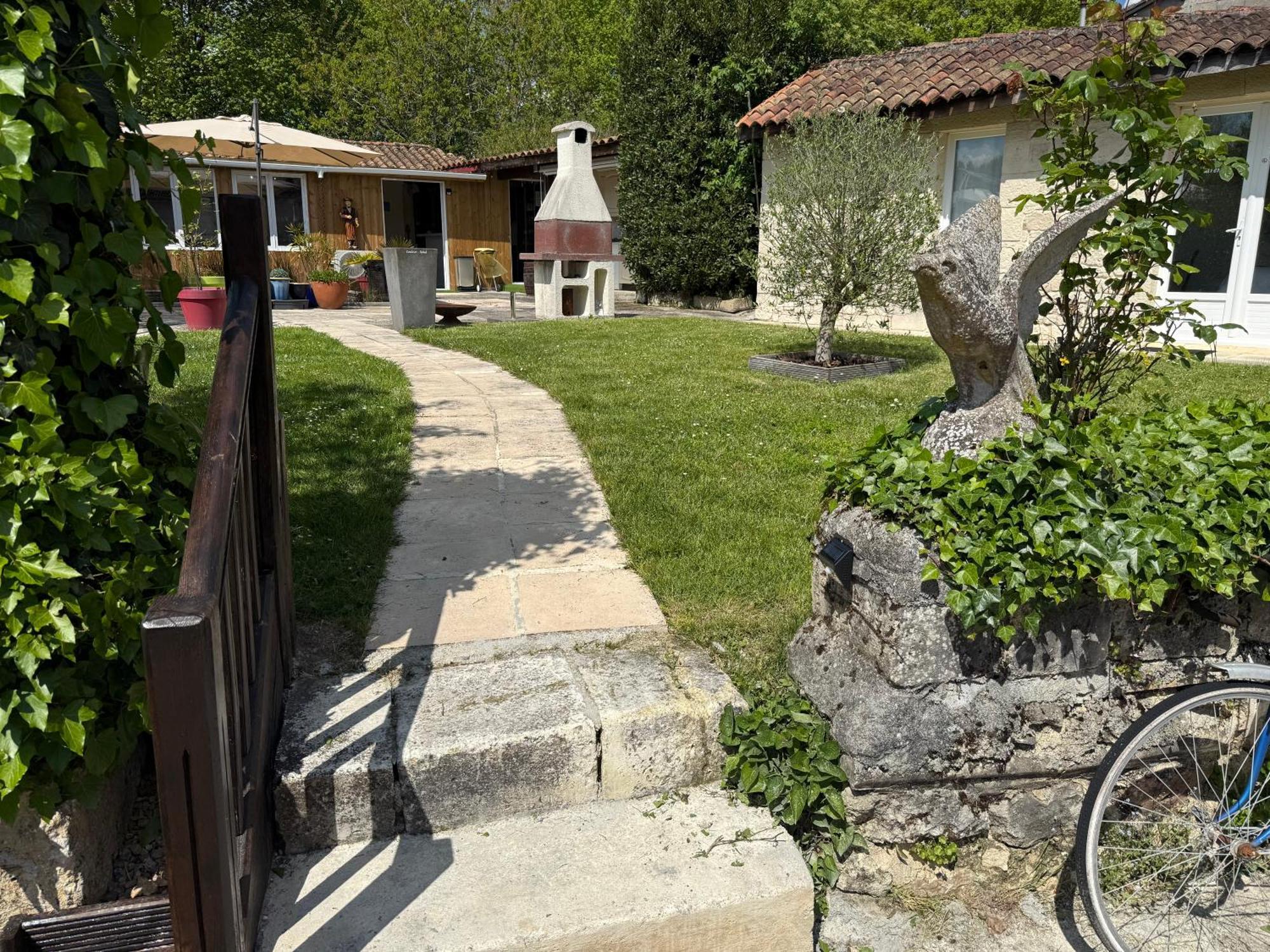 Chambre D'Hotes Naturiste Le Jardin Des Hirondelles Blanzaguet-Saint-Cybard Екстериор снимка